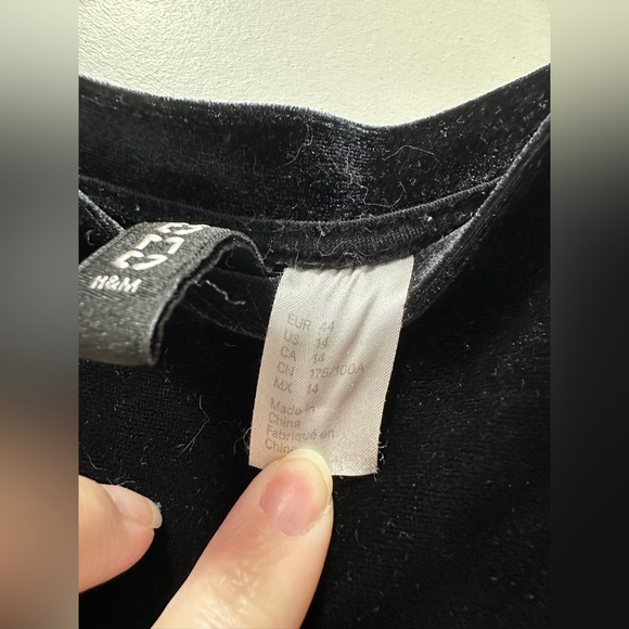 H&M Divided Women’s Black Velvet Mini Dress With Embroidery 14 - Picture 5 of 7